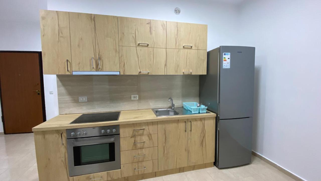 Anna'S Apartament Lushnje Екстер'єр фото