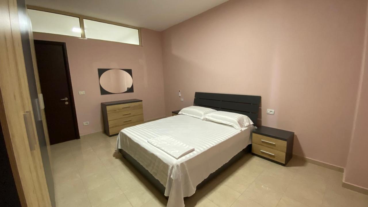 Anna'S Apartament Lushnje Екстер'єр фото